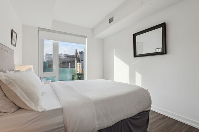 Building Photo - 99 Gerrard St W