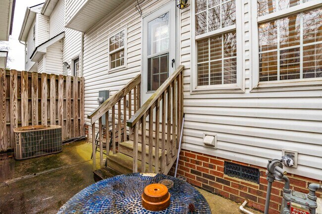 Building Photo - 2 Bedroom + Loft Townhome in Prime Raleigh...