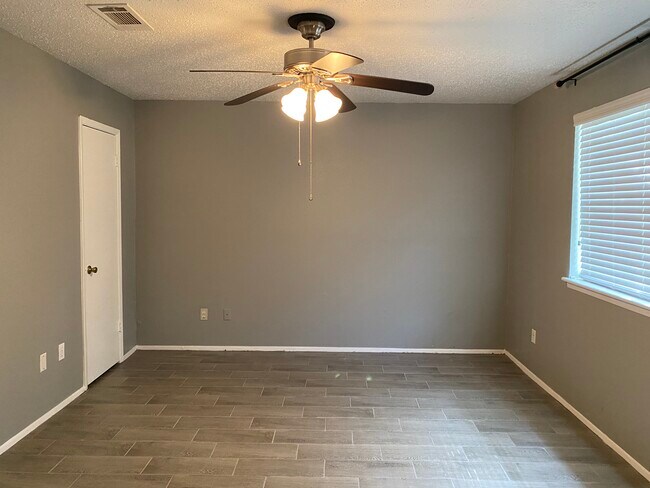 Foto del edificio - 6604 Montauk Dr