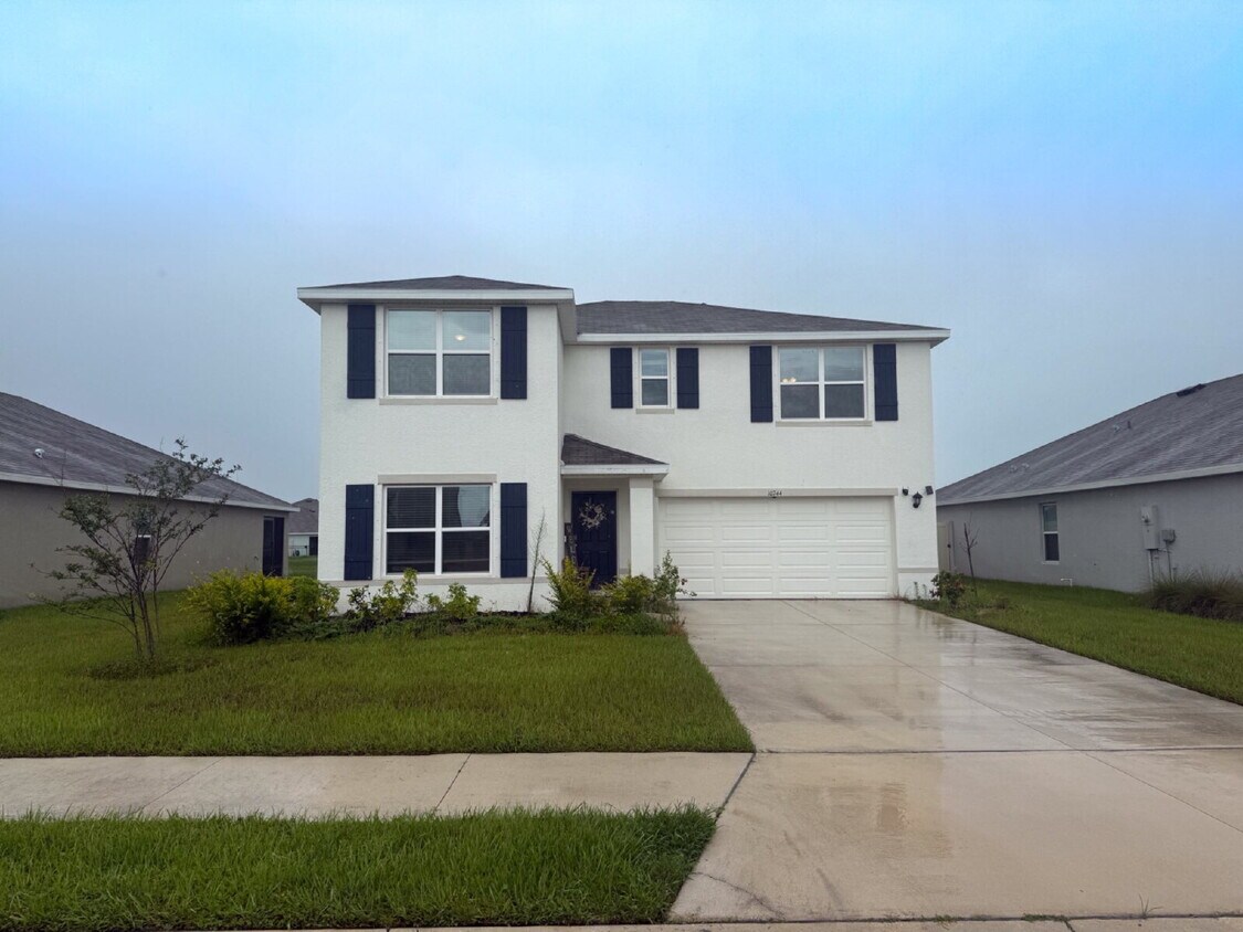 Foto principal - Spacious 4-Bedroom Home with Granite Count...