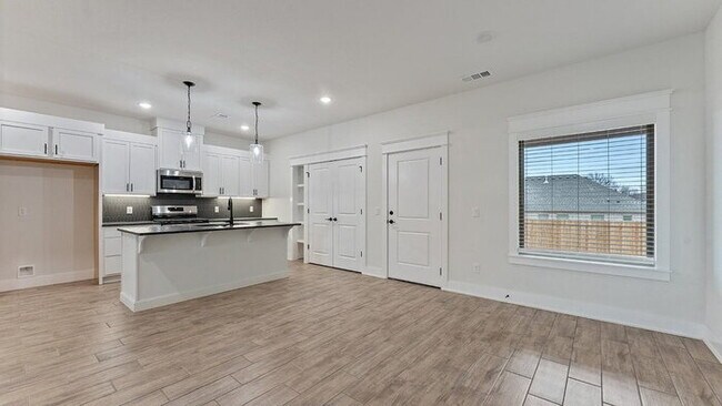Foto del edificio - "Charming 3-Bedroom Retreat with Granite Elegance & Cozy Fireplace in Farmington!"