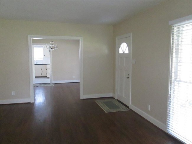 Foto del edificio - 909 Pinemont Dr