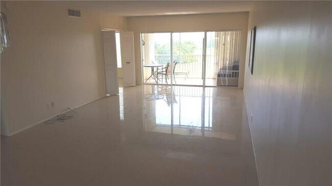 Foto del edificio - 3300 N Palm Aire Dr