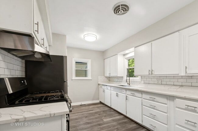 Building Photo - 18324 Oakwood Ave