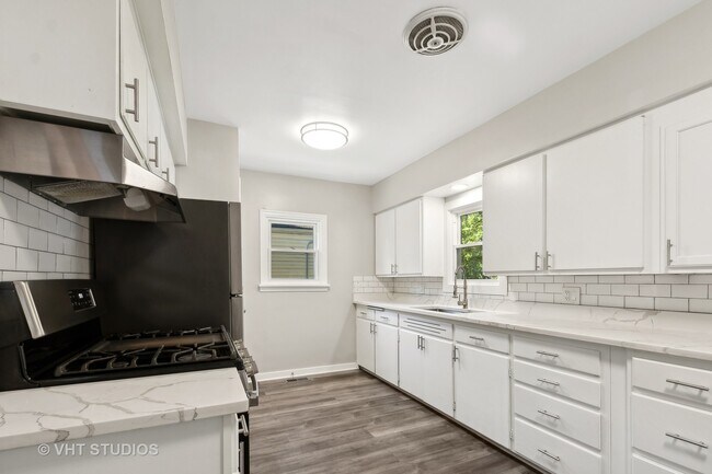 Foto del edificio - 18324 Oakwood Ave