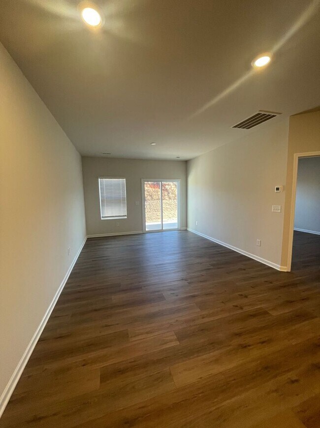 Foto del edificio - New Construction 4 Bedroom 3 Bath Townhome in the Stoneledge Community in Fountain Inn
