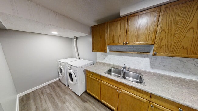 Building Photo - 9831 100a Ave