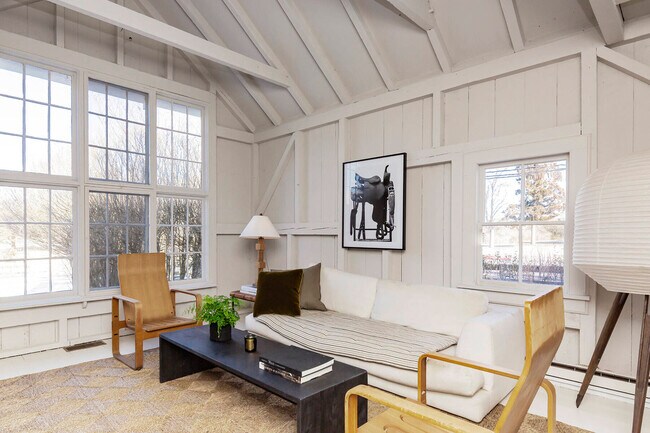 Foto del edificio - 791 Springs Fireplace Rd