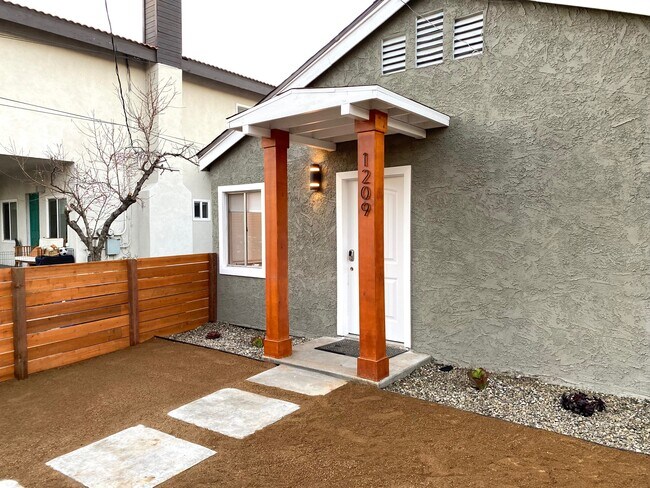 Puerta principal - 1209 Neola St