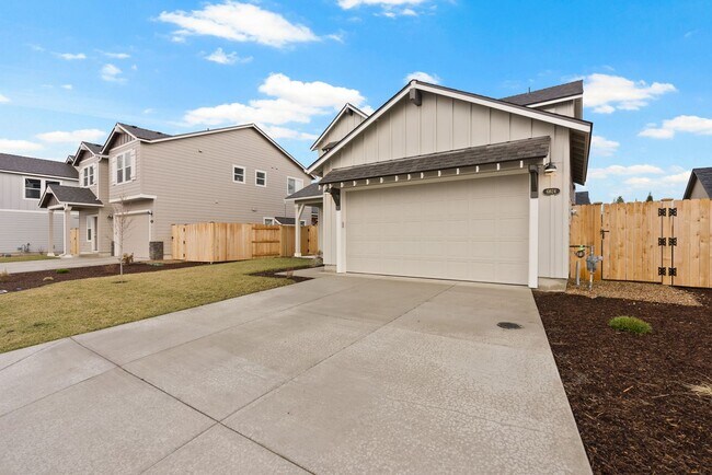 Foto del edificio - 4 bedroom home in desirable neighborhood