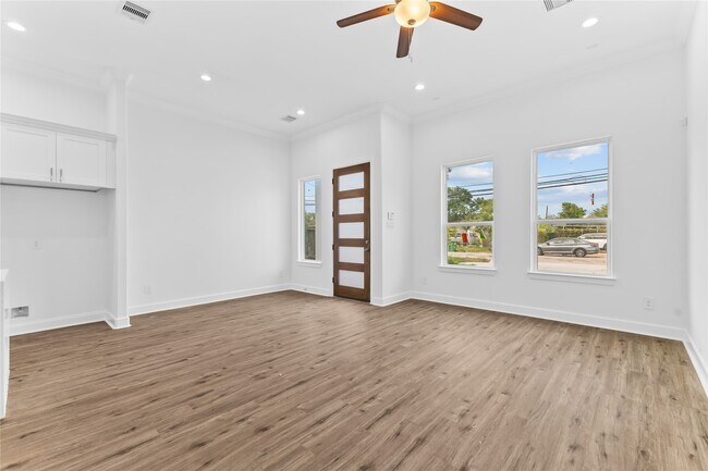 Building Photo - 7805 Farnsworth St