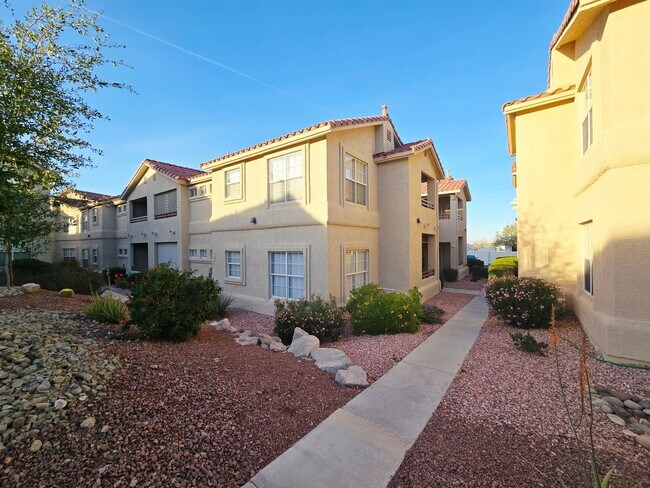 Foto del edificio - BEAUTIFUL UPGRADED CONDO ON THE 2ND FLOOR