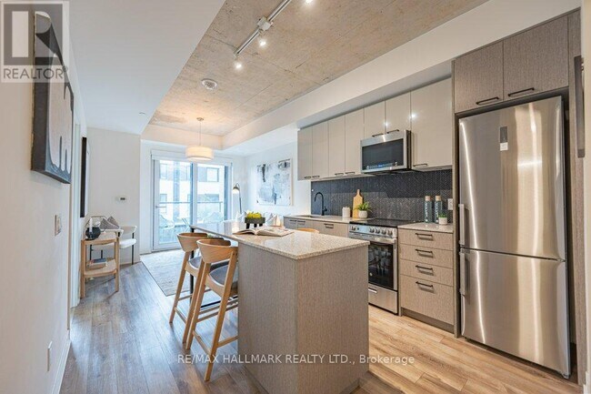 Photo du bâtiment - 1808-1808 St Clair Ave W