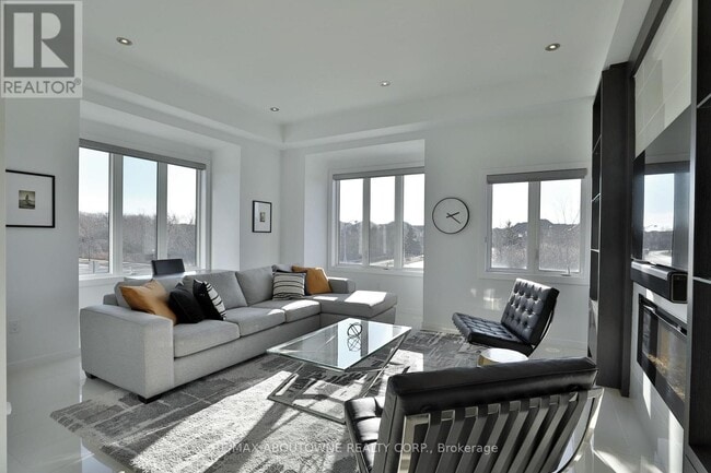 Building Photo - 220 Vellwood Common