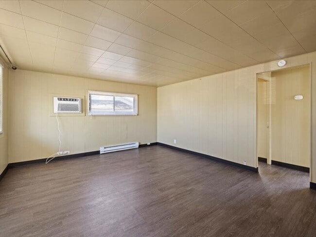 Building Photo - 910 Winslow Ave