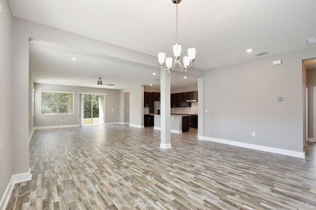 Foto del edificio - Gorgeous 4/3 Spacious Home with a 2 Car Garage Located on a Conservation Lot in Creekstone Neighb...