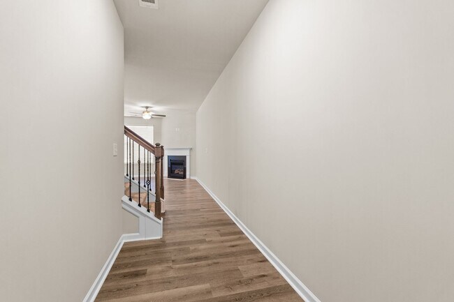 Building Photo - 3 BEDROOM TOWNHOME IN OAKWOOD!