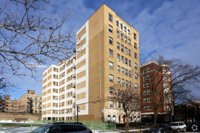 Building Photo - Lakeside Edgewater Neighborhood Apartments