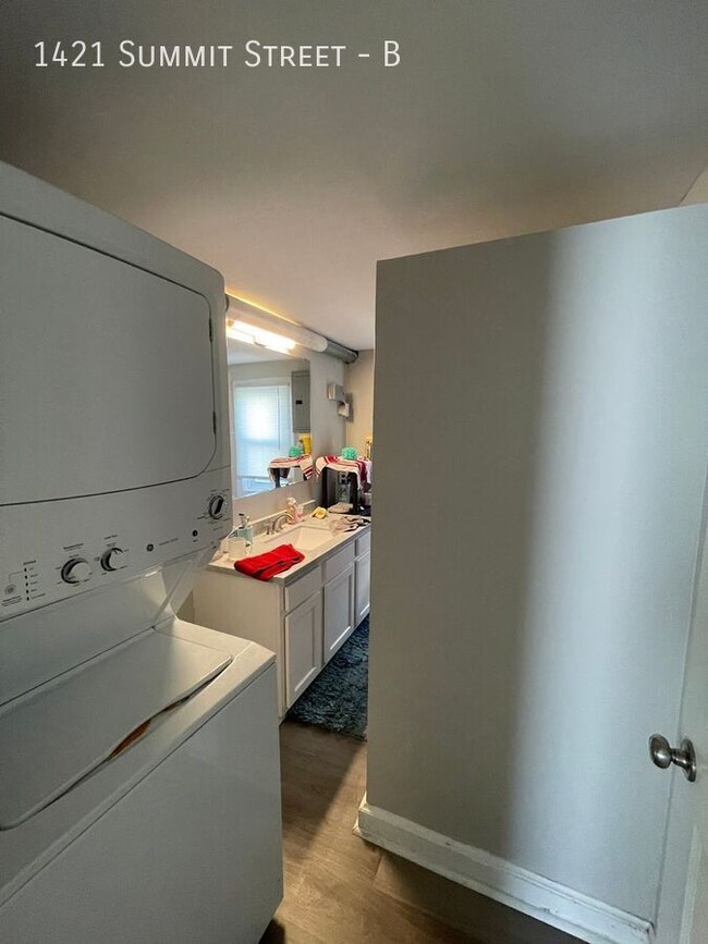 Building Photo - Very Spacious 3 Bed Apartment Close to OSU...