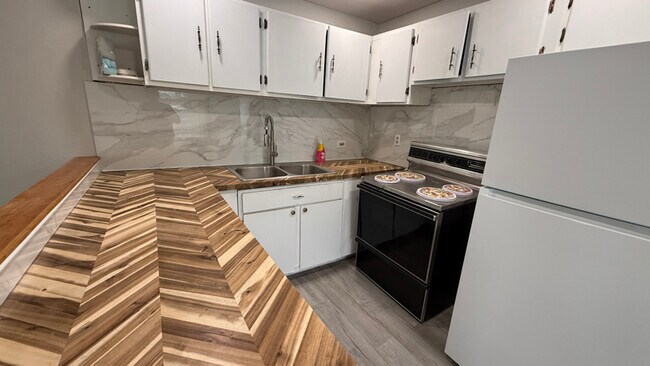 Foto del edificio - 235 E Main St