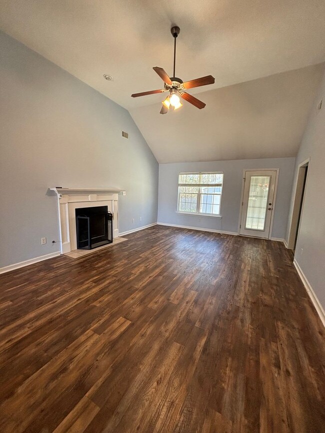 Building Photo - 2078 Lake Forest Dr