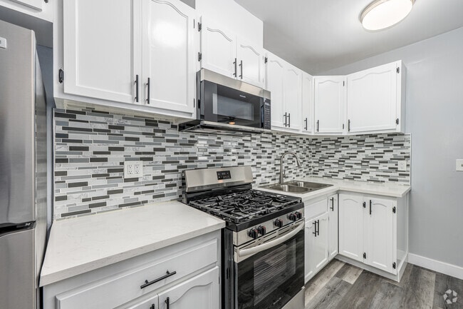 3 habitaciones, 2 baños - 900 pies cuadrados - Cocina - 1032-1036 S Normandie Ave