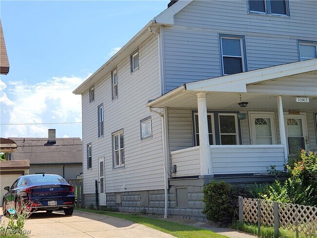 Foto del edificio - 10118 Russell Ave
