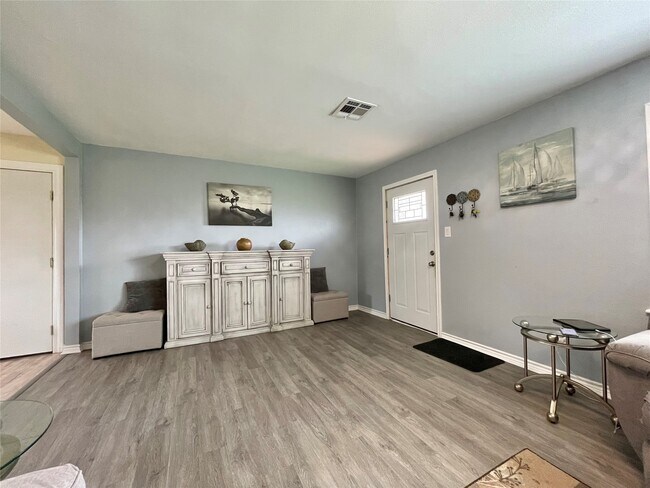 Building Photo - 1116 Lake St