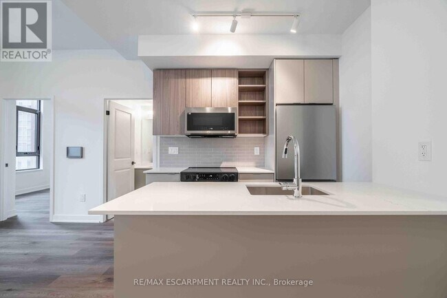 Photo du bâtiment - 2075 Lakeshore Rd.