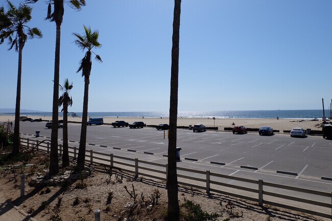 Foto del edificio - 3203 Ocean Front Walk