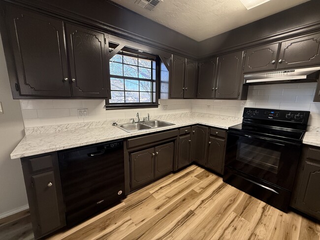 Foto del edificio - 2204 Post Oak Dr