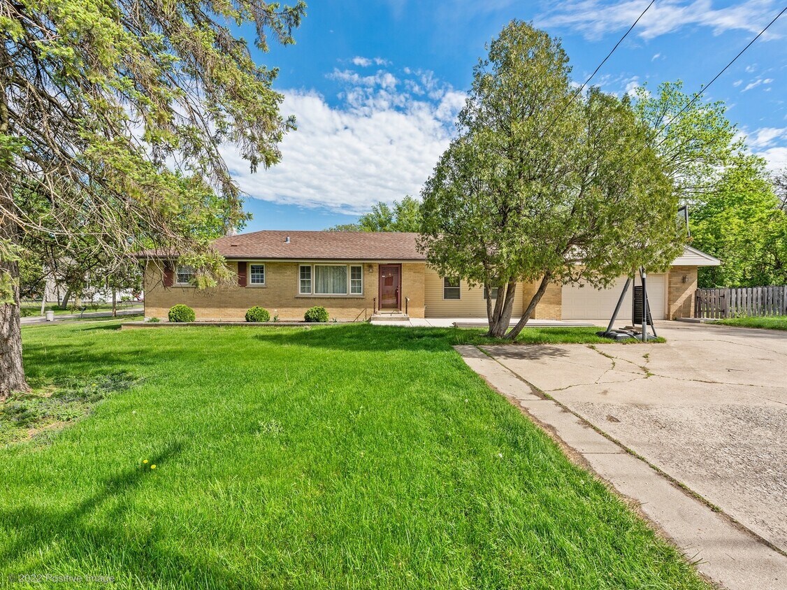Primary Photo - 4641 Roslyn Rd