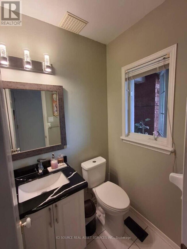 Building Photo - 1655 Jobin Crescent