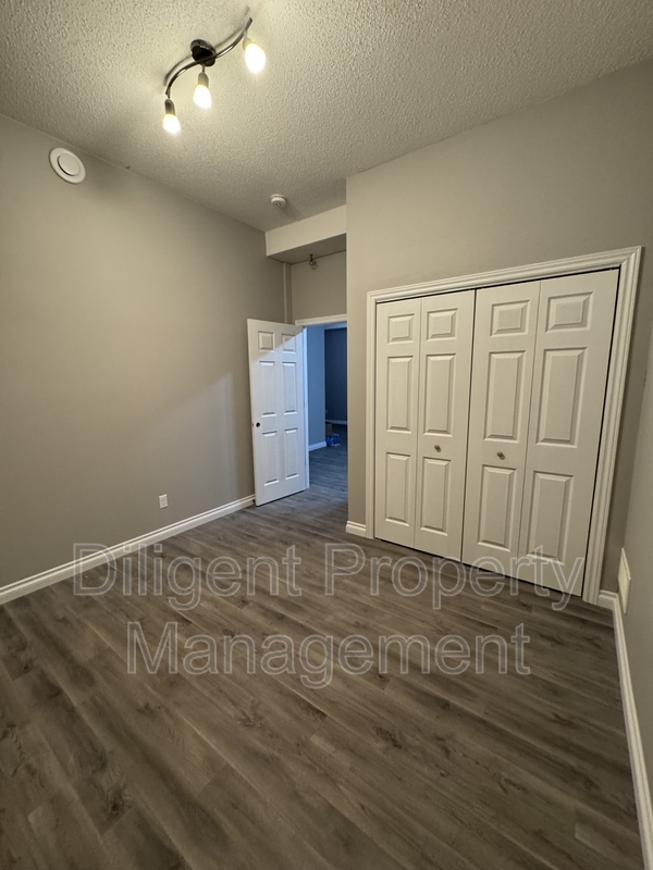 Photo du bâtiment - 1537 Ravenwood Dr