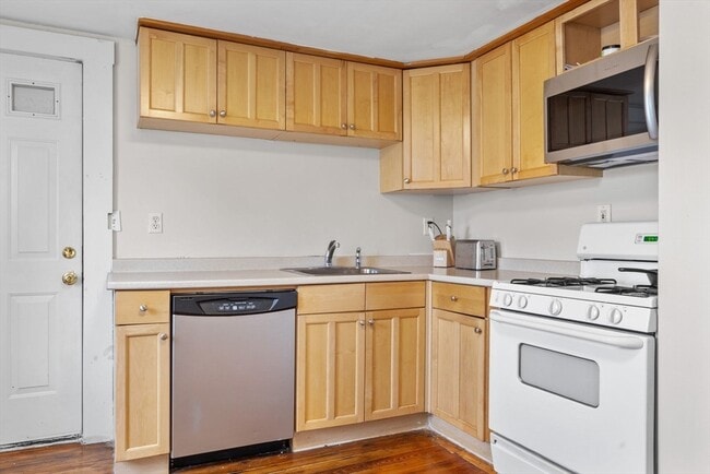 Building Photo - 528 Medford St