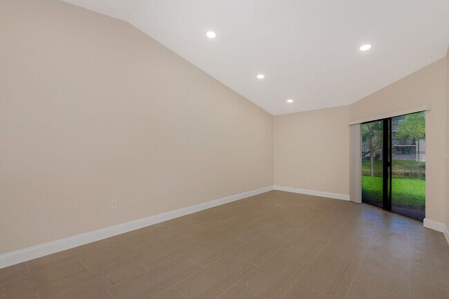 Foto del edificio - Fully Renovated Corner 1/1 “Villa” with Balcony & Lake View in Villas de Venezia!