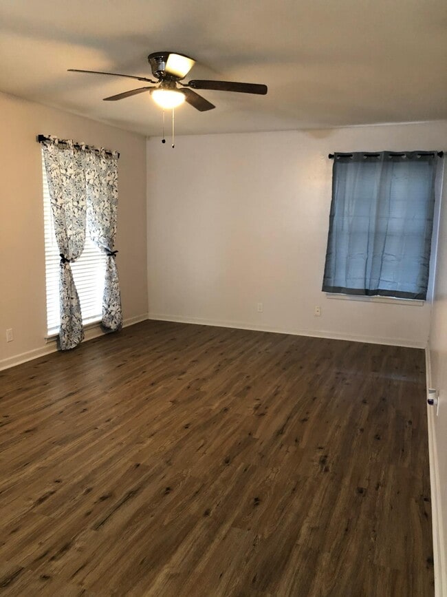 Foto del edificio - 234 Emerald Ln