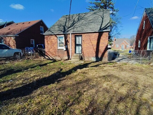 Foto del edificio - 3 bedroom 1 bath bungalow now available! -...