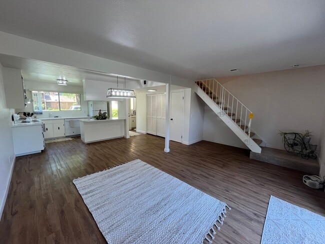 Foto del edificio - Charming 2-Story Condo on Greenbelt-$500 O...