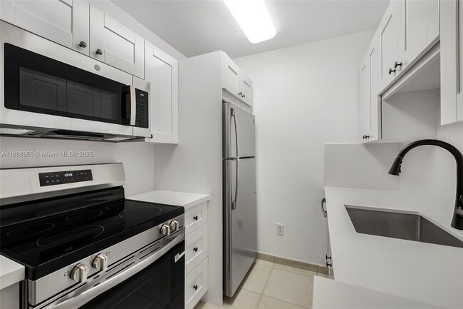 Building Photo - 10780 N Kendall Dr