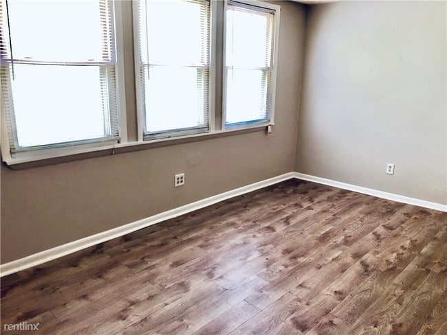 Building Photo - 1 br, 1 bath  - 307 W 42nd St 4