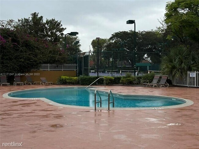 Building Photo - 2 br, 1 bath Condo - The Courts Apartments...