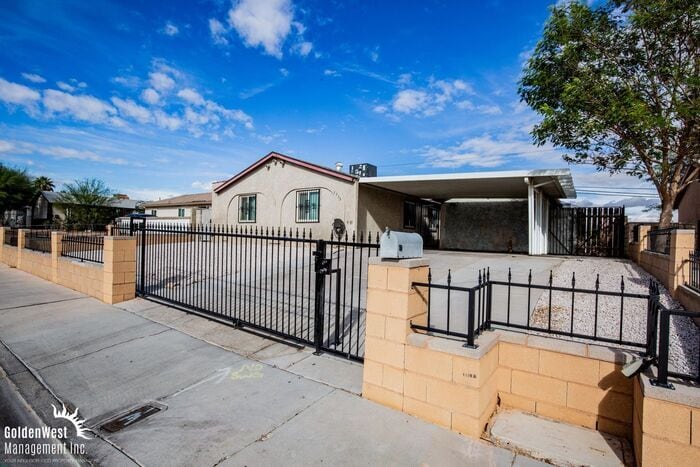 Primary Photo - Comfortable 4Bdm 2Ba Home with Fenced Fron...