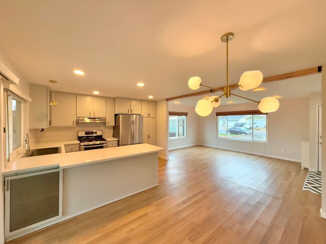 Building Photo - Updated 4B/2BA House in Mira Mesa!