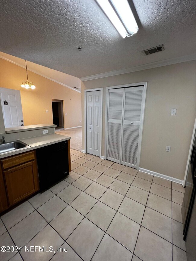 Foto del edificio - 7920 Merrill Rd