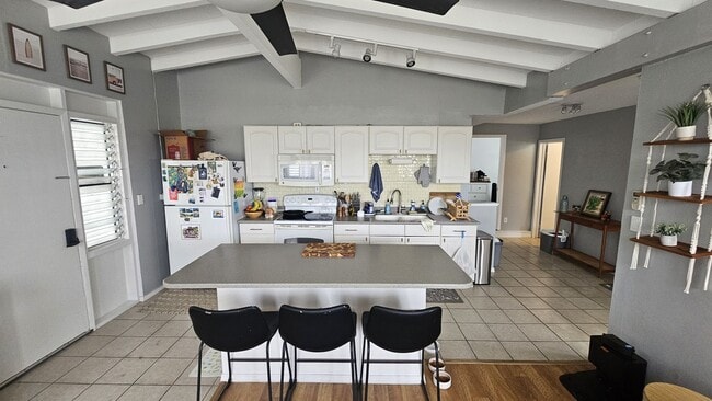 Building Photo - 2/1 on coveted Kalaheo Hillside