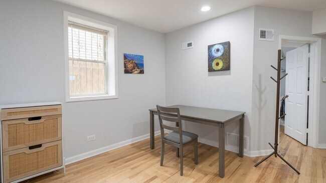 Foto del edificio - 959 N Wolcott Ave