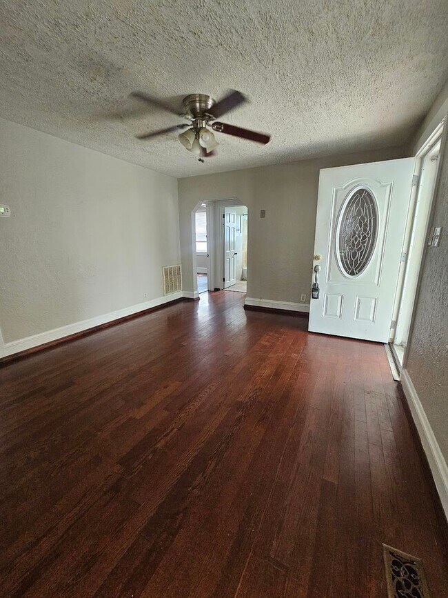 Building Photo - Well Maintained Three Bedroom Home in Norf...