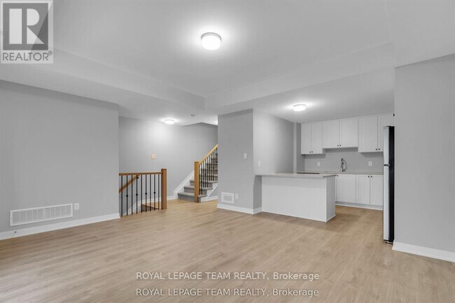 Photo du bâtiment - 1004 Parnian Private