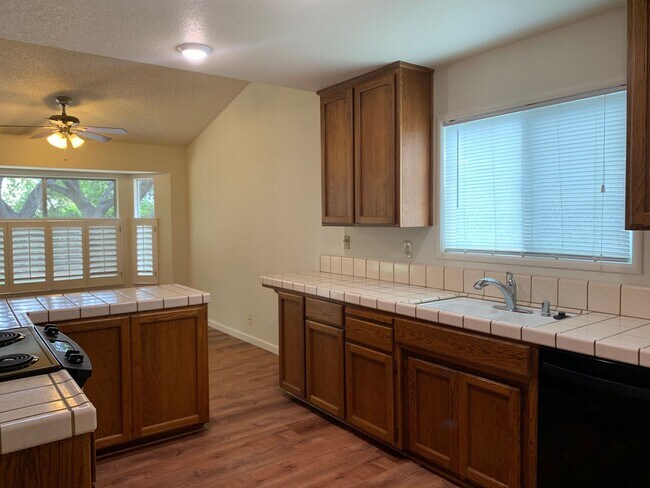 Foto del edificio - 3 bed 2 bath 2 car garage with mature trees